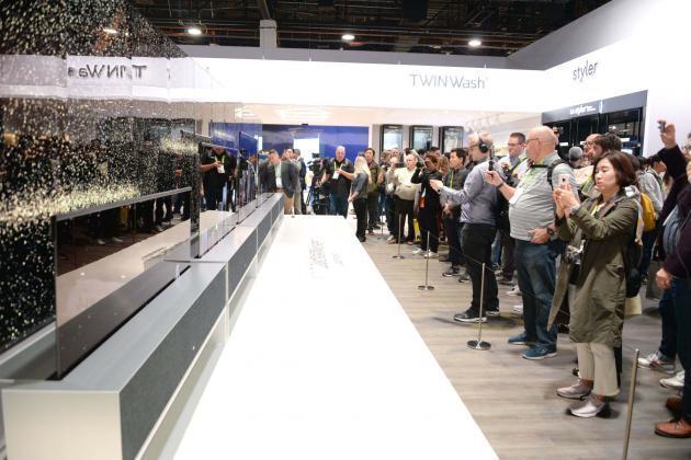 CES 2019 LG전자 전시관에서 세계 최초 롤러블 올레드 TV ‘LG 시그니처 올레드 TV R’이 전시되고 있다.