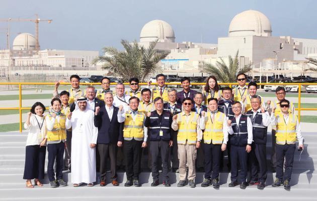 성윤모 산업부 장관이 UAE 바라카 원전 건설 현장을 방문해 현장 근로자들과 기념촬영을 하고 있다.