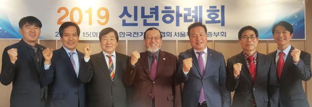 서울중부회는 신년하례회를 열고 중부회 전임 회장들과 함께 협회 현안에 대한 고견을 청취했다.