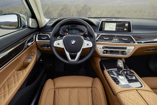 뉴 7시리즈의 BMW 라이브 콕핏 프로페셔널은 풀 디지털 12.3인치 계기판과 10.25인치 디스플레이로 통일성 있게 디자인 돼 현재 주행 상황 및 연동된 정보를 사용자가 정의한 이미지로 구성해 출력해준다. 