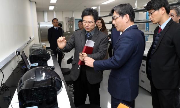 엄재식 원자력안전위원회 위원장(앞줄 가운데)이 28일 대전 한국원자력안전기술원 생활방사선안전센터를 방문해 시료 분석 장비를 살펴보고 있다.