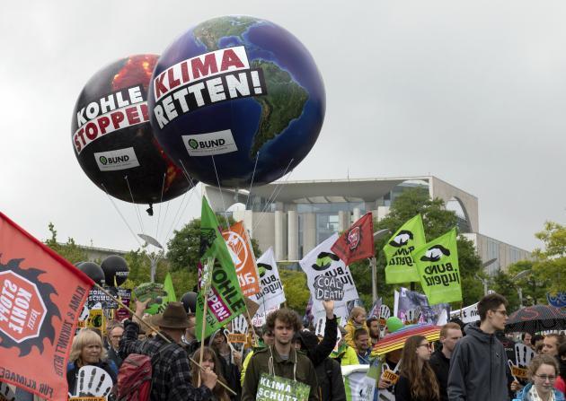 독일 환경운동가·시민 수백명이 베를린에서 '석탄 사용을 중단하라', '기후를 살리자' 등의 구호가 적힌 풍선과 깃발 등을 들고 석탄 화력발전에 반대하는 시위를 벌이고 있다.(해당 사진은 기사 내용과 직접적인 관련 없음.)
