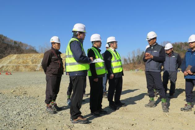 30일 차성수 한국원자력환경공단 이사장(왼쪽 네 번째)을 비롯한 관계자들이 방폐장을 찾아 설 연휴 재난 대비 특별 안전 점검을 하고 있다.