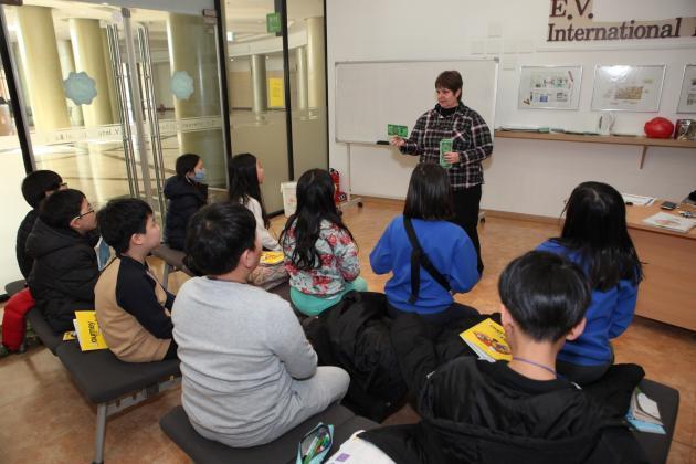 한국원자력환경공단이 시행하는 초등학생 영어캠프에 방폐장 주변 지역 초등학생들이 참가해 수업을 듣고 있다.