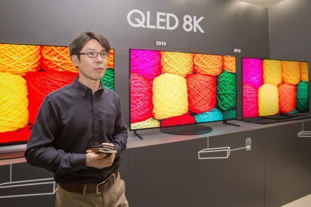 삼성전자 연구원이 2019년형 QLED 8K의 화질을 시연하고 있다.