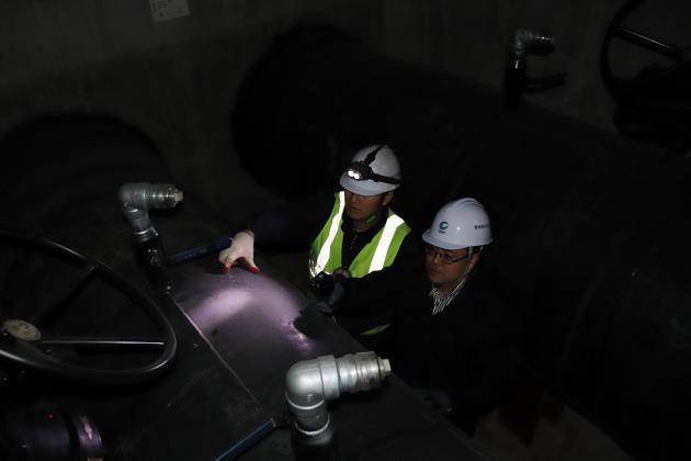 청라에너지 관계자들이 맨홀 안에서 열수송관의 외부온도를 측정하고 있다.