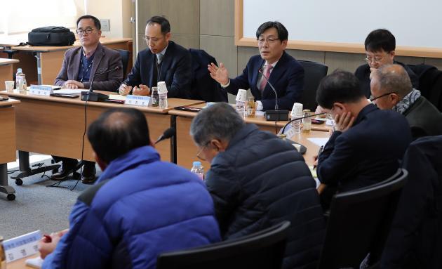 엄재식 원자력안전위원회 위원장(왼쪽 세 번째)이 12일 월성 원자력안전협의회 위원들과의 간담회에서 발언하고 있다.