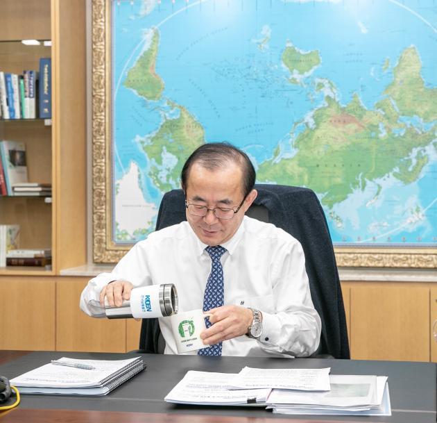 유향열 한국남동발전 사장이 '플라스틱 프리 챌린지' 참여를 위해 텀블러와 머그컵을 사용하고 있다.