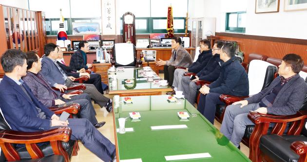 전북도회는 박영웅 전기안전공사 전북지역본부장과 환담을 나누는 시간을 가졌다.
