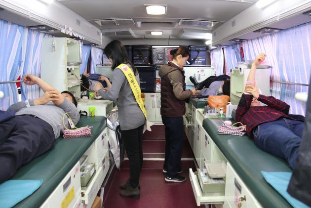 13일 한국원자력환경공단 직원들이 사랑 나눔 헌혈 운동에 동참하고 있다.
