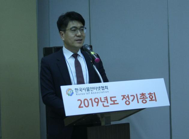 박진효 신임 한국지능형사물인터넷협회장이 15일 코엑스에서 열린 정기총회에서 인삿말을 하고 있다.