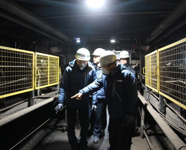 김병숙 한국서부발전 사장(오른쪽)이 백창균 한국서부발전 연료설비부장과 함께 발전소 내 안전을 점검하고 있다.