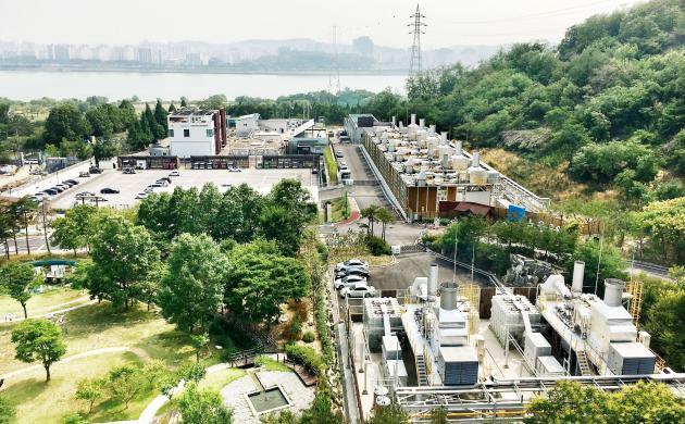 한수원 등이 노을그린에너지 법인을 설립해 서울 마포구에서 운영하고 있는 노을연료전지 발전소 전경.