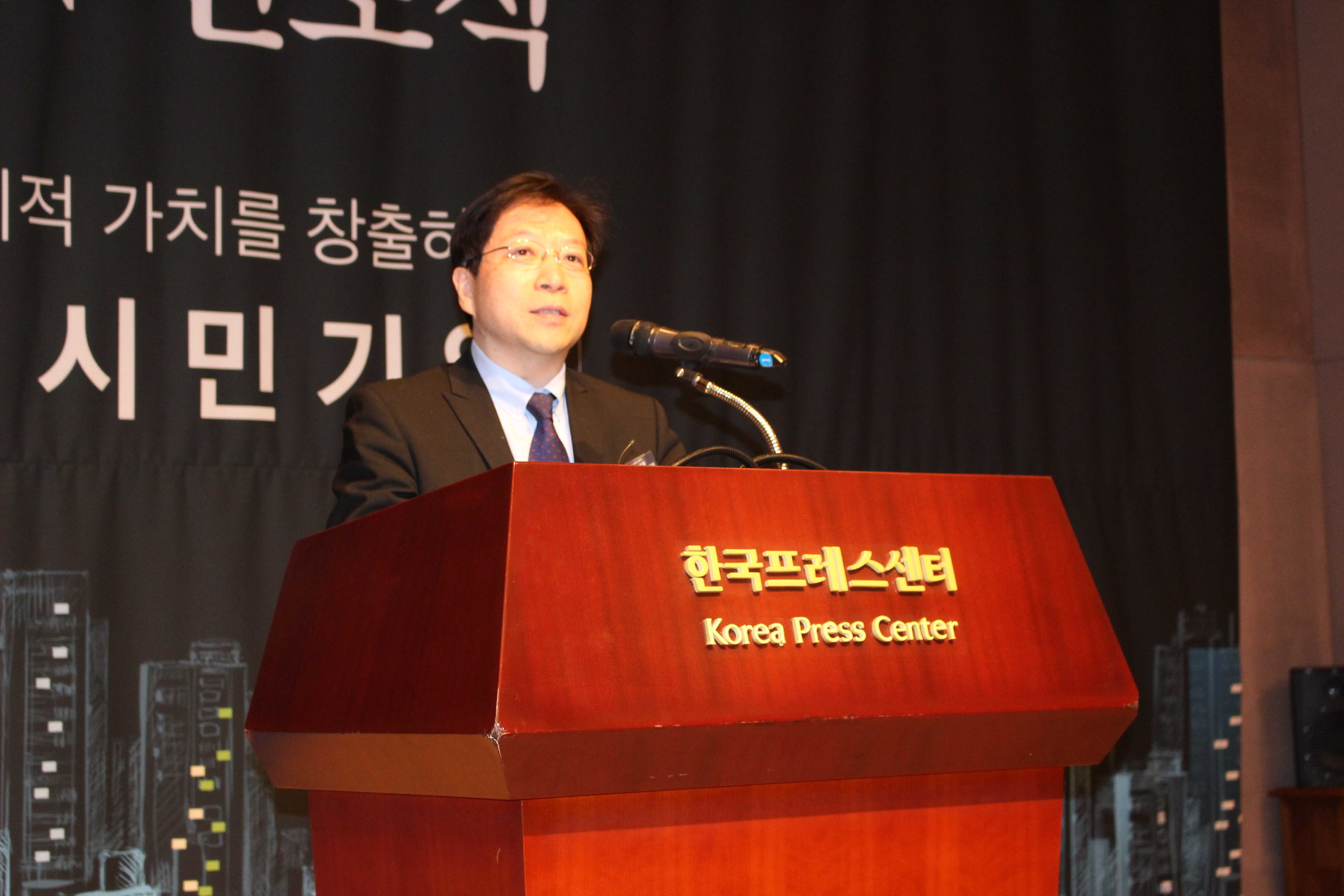 김세용 SH공사 사장이 新비전 스마트 시민기업을 설명하고 있다.