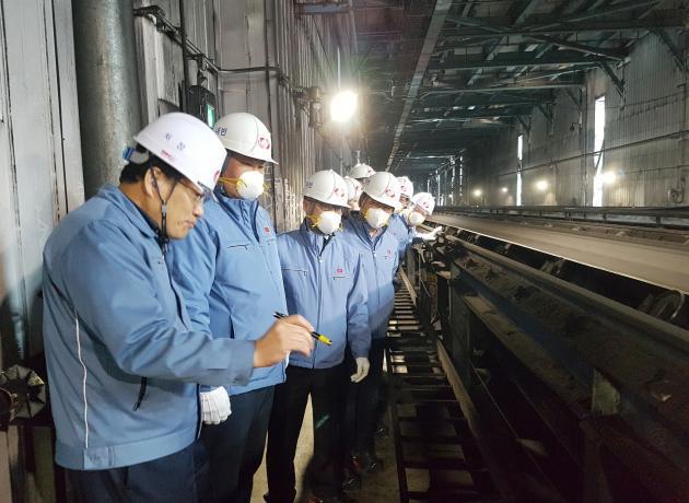 한국동서발전 이사진이 당진화력본부 석탄취급설비의 안전 상태를 점검하고 있다.