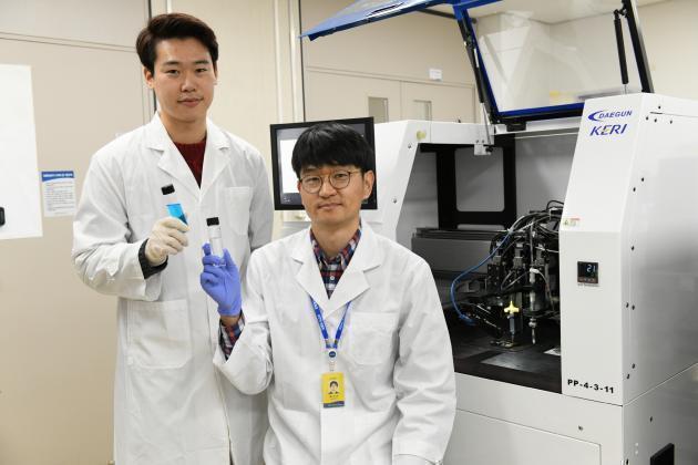 연구개발자인 설승권 책임연구원(오른쪽)과 이상현 박사과정생(왼쪽)이 무전해도금법 기반 고전도성 구리 3D프린팅 잉크를 들고 있다.