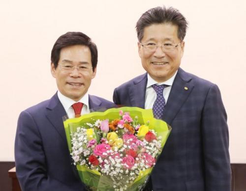 류재선 전기공사협회 회장(오른쪽)이 김성관 이사장의 당선을 축하하고 있다.
