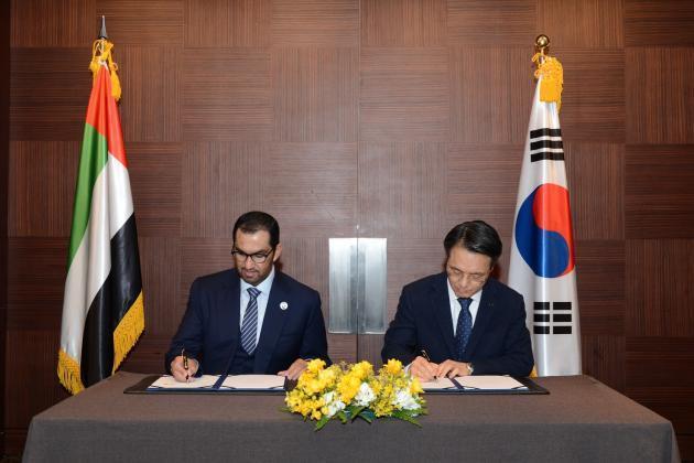 김영두 한국가스공사 사장 직무대리(오른쪽)와 ADNOC 술탄 아메드 알 자베르 총재가 ‘유·가스전 개발 및 LNG 마케팅 분야 협력 확대를 위한 양해각서(MOU)’를 체결하고 있다.