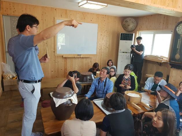 김영섭 중원당 대표가 전통주를 체험하기 위해 방문한 손님들에게 청명주를 소개하고 있다.