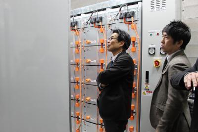 이케야 토모히코 일본전력중앙연구소 부회장이 오프가스 모니터링 시스템이 설치된 ESS를 둘러보고 있다.