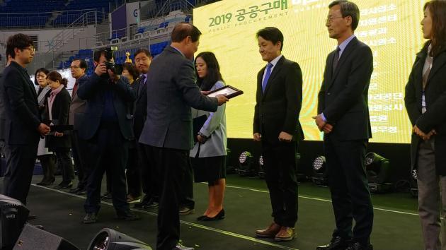 광해관리공단이 6일 강릉 아이스아레나 경기장에서 열린 ‘2019년 공공구매 비즈니스 페어’에서 중소기업 공공구매 우수기관으로 선정돼 강원도지사 표창을 받았다.