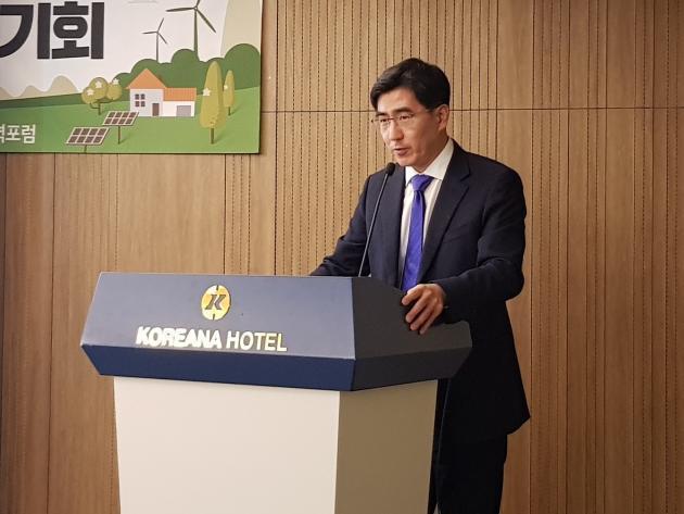 지난 8일 서울 중구 코리아나호텔에서 열린 15차 전력포럼에서 박진표 법무법인 태평양 변호사가 주제발표를 하고 있다.