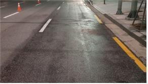 서울시는 지난해 6월 양재역 도로에 광촉매 코팅 포장을 시험 시공했다. 