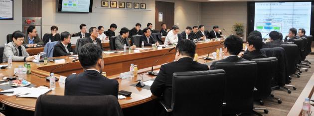 지난 6일 부산 남구 본사에서 열린 ‘태양광 산업계 및 금융사 초청 간담회’에 참여한 관계자들이 태양광사업 활성화 방안에 대해 의논하고 있다.