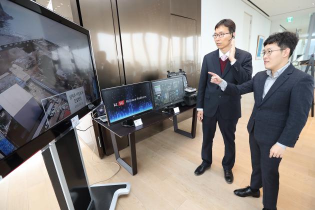 KT 직원들이 KT 광화문 East 빌딩에서 AI 음성인식 드론 플랫폼의 시연 화면을 지켜보고 있다.