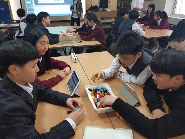 아우디폭스바겐코리아가 서울 전동중학교에서 자유학기제 퓨처 모빌리티 교육 프로그램 ‘투모로드스쿨’을 시작했다.