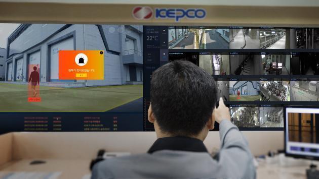 한전 전력연구원은 영상내 사물 추적, 위치, 이상행위를 자동으로 식별하는 기술을 개발하고, 한국인터넷진흥원(KISA)의 ‘지능형 CCTV 인증’을 획득했다.
