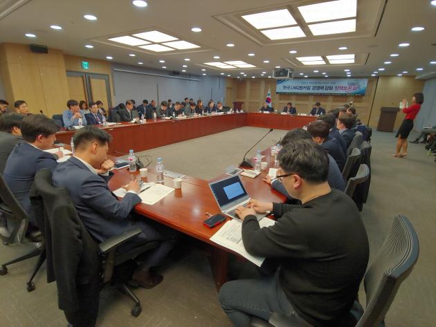 민주당 최인호 의원이 14일 국회의원회관에서 개최한 ‘한국 LNG 벙커링 경쟁력 강화 정책토론회’에서 종합토론이 벌어지고 있다.
