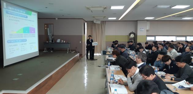 김호연 에너지공단 조명기기팀장이 스마트LED조명시스템의 동향에 대해 설명하고 있다. 