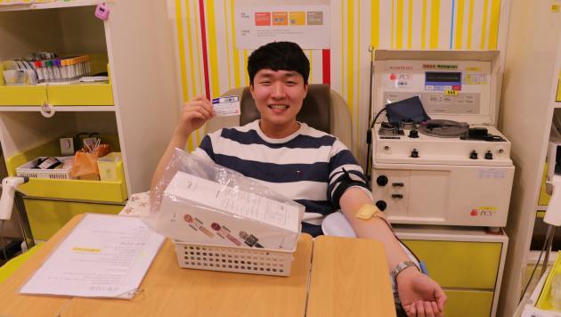 정윤재 서울에너지공사 직원이 헌혈을 하고 있다 