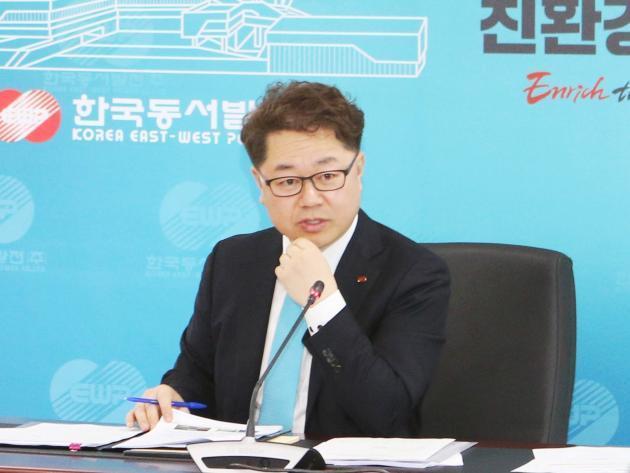 박일준 한국동서발전 사장이 18일 '미세먼지 긴급대책 특별점검 회의'를 주재하고 있다.