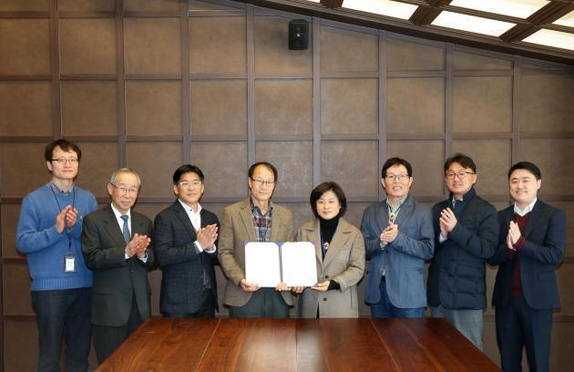 한국원자력연구원과 에이치이엔 관계자가 '꼬마' 기술실시계약을 체결하고 있다.