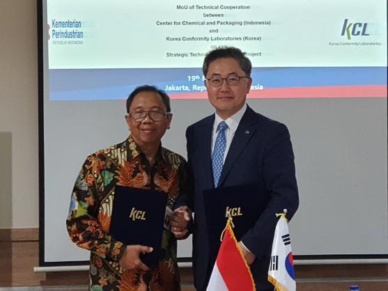 윤갑석 KCL 원장(오른쪽)과 테디 C. 시안투리 BBKK 원장이 우리 시간으로 19일 인도네시아 자카르타에서 업무협약을 체결했다.

 