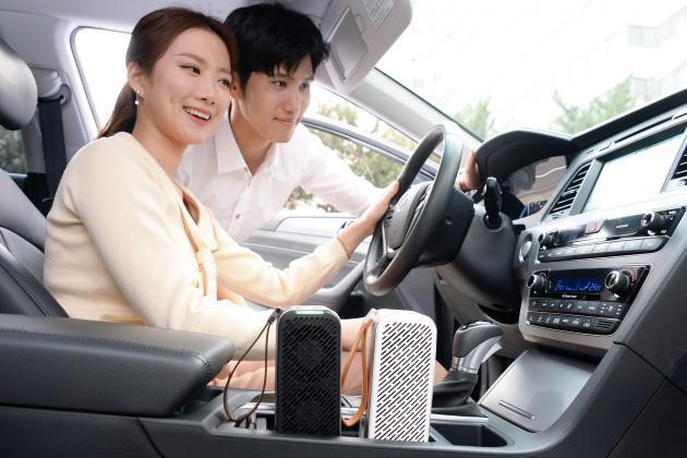 LG전자가 22일 휴대용 공기청정기 'LG 퓨리케어 미니 공기청정기'를 출시한다. 사진은 모델이 자동차에서 LG 퓨리케어 미니 공기청정기를 사용하는 모습.