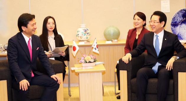 일본을 방문 중인 김영록 전남지사는 지난 20일 우호협정 체결 지역인 사가현을 방문, 야마구치 요시노리 지사(왼쪽)와 회담을 열어 그동안의 교류 성과를 평가하고 향후 교류 활성화 방안을 협의했다.

