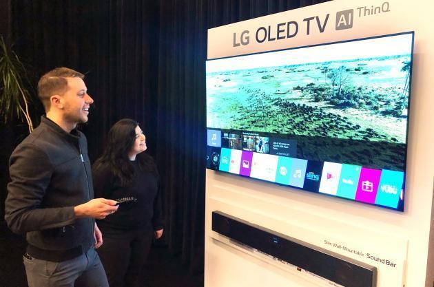 LG전자가 미국 뉴욕에서 진행한 2019년형 LG 올레드 TV 신제품 체험행사에서 참석자들이 LG 올레드 TV 신제품을 살펴보고 있다.