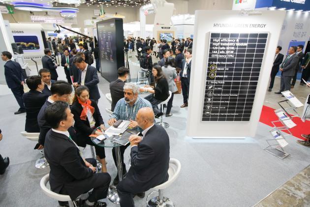 ‘2018 그린에너지엑스포’에는 많은 해외바이어들이 엑스포 참가기업 부스를 방문해 비즈니스 상담을 했다.