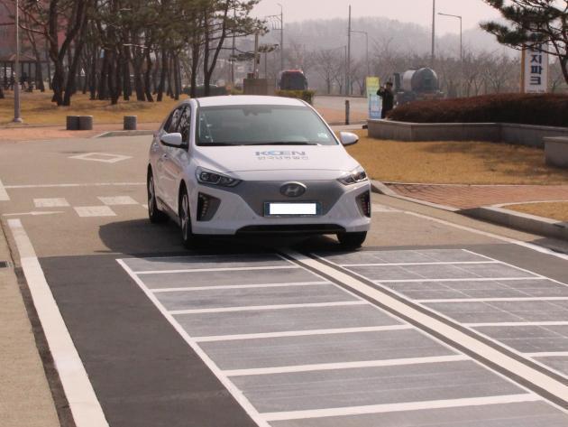 26일 한국남동발전 영흥에너지파크에서 열린 '국내 최초 도로일체형 태양광 Solar Road 실증단지 준공' 행사에서 전기차가 태양광 도로를 주행하고 있다.