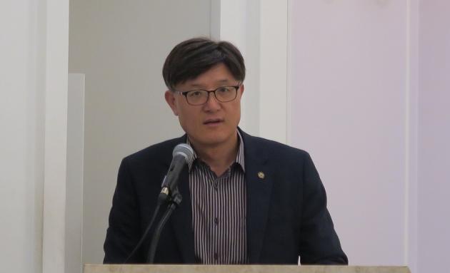 이종호 한국생산기술연구원 본부장이 28일 서울 아르누보호텔에서 열린 '제5차 OLED조명산업 선진화 포럼'에서 인사말을 하고 있다.