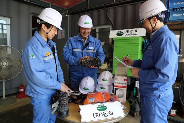 포스코에너지는 인천, 포항, 광양발전소에 있는 협력사와 안전보호구 전수조사를 실시하고 있다