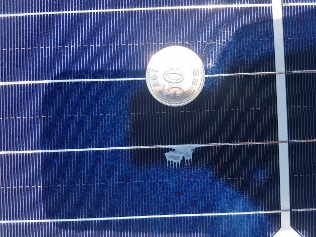 충북 보은군에 건설 중인 태양광발전소에서 발생한 제품 손상 모습. 500원 동전으로 손상부위 크기를 짐작할 수 있다.
