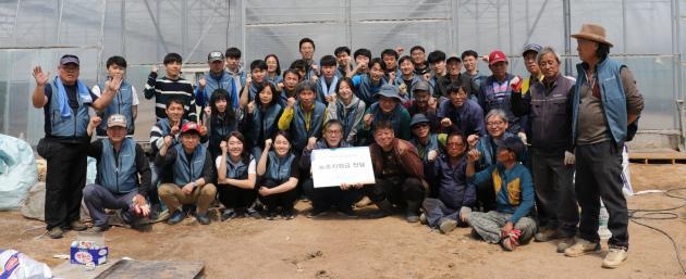 서울에너지공사가 1사1촌 자매결연을 맺은 군탄 2리 마을에서 농번기 일손 돕기 후 주민들과 기념촬영을 하고 있다