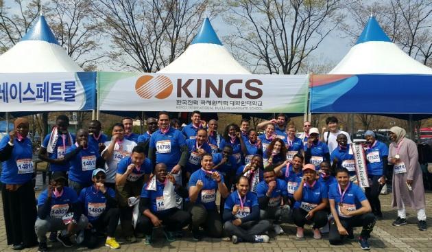 지난 13일 제16회 전기사랑 마라톤대회에 참여한 한국전력 국제원자력대학원대학교(KINGS) 학생들이 기념사진을 촬영하고 있다.