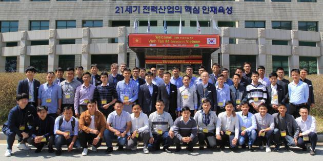 베트남 빈탄4 익스텐션 석탄화력발전소 근무자들이 충남 태안 한국발전교육원에서 기념사진을 촬영하고 있다.