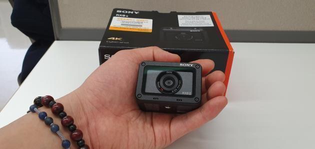 손바닥 보다 작은 소니 RX0Ⅱ 카메라.
