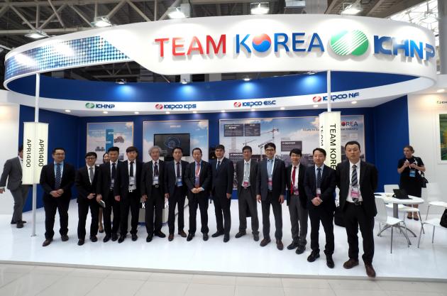 러시아 소치에서 열린 ATOMEXPO 2019에 팀 코리아가 참가해 한국원자력관 앞에서 기념촬영을 하고 있다.